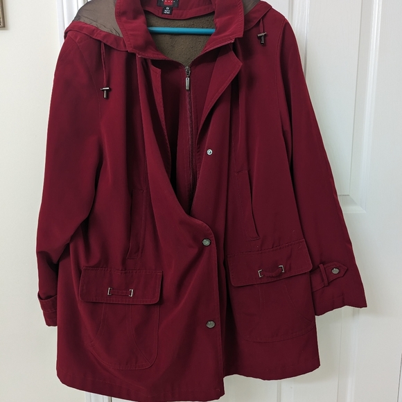 Gallery Woman burgundy water resistant jacket. - Picture 2 of 4